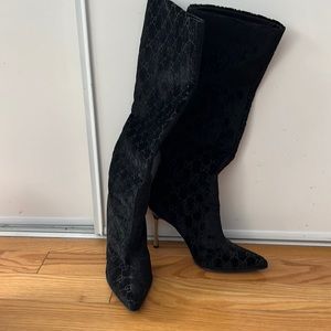 Gucci boots. Velvet’s Black colour.